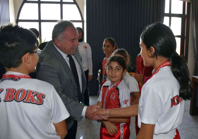 Başkan Öndeş Madalyalı Sporcuları Ağırladı