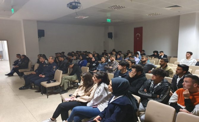 Burdur’da Kyk Yurdunda Öğrencilere Aile İ̇çi Ve Kadına Yönelik Şiddetle Mücadele Eğitimi