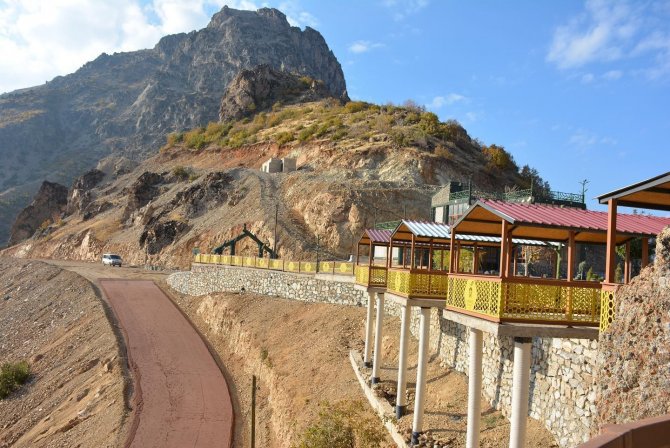Şemdinli Seyir Tepesi Yolu Asfaltlandı