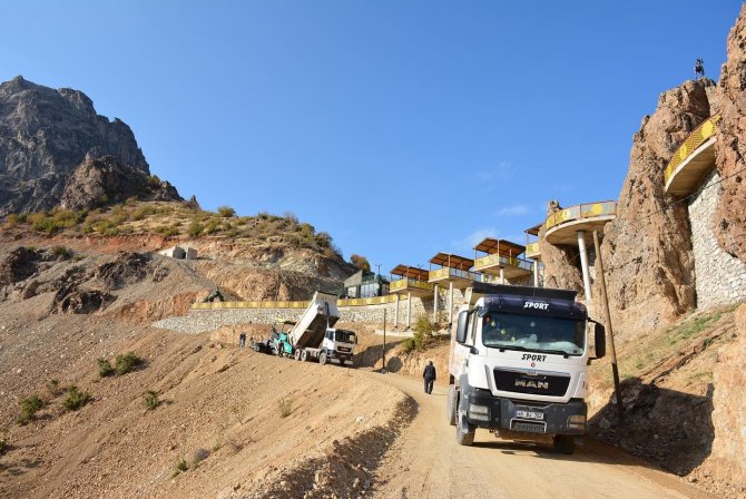 Şemdinli Seyir Tepesi Yolu Asfaltlandı