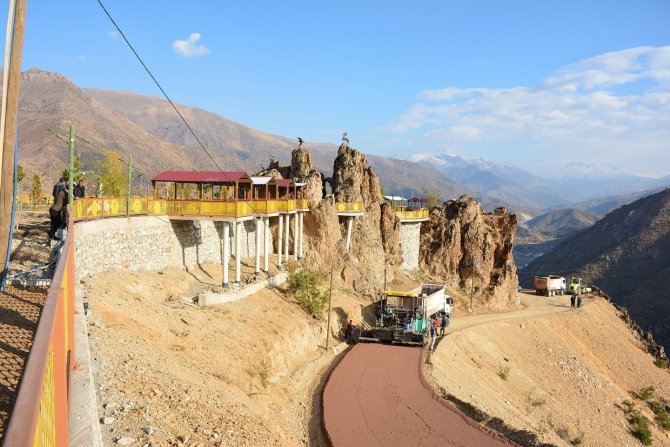 Şemdinli Seyir Tepesi Yolu Asfaltlandı