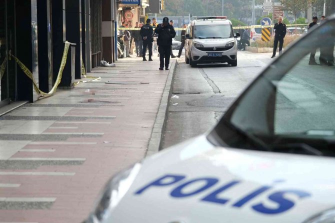 Sokak Ortasında Önce Eşini, Sonra Kendini vurdu