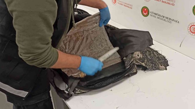 İ̇stanbul Havalimanı’nda Keçeye Emdirilmiş 3 Kilo 680 Gram Morfin Yakalandı