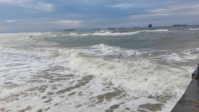 İ̇stanbul’da Lodos Etkili Oluyor