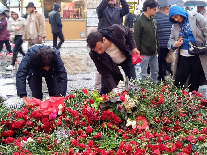 İ̇stiklal Caddesi’nde Hayatını Kaybedenler İçin Oluşturulan Platform Ve Bayraklar Kaldırıldı