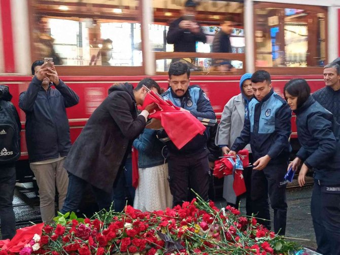 İ̇stiklal Caddesi’nde Hayatını Kaybedenler İçin Oluşturulan Platform Ve Bayraklar Kaldırıldı
