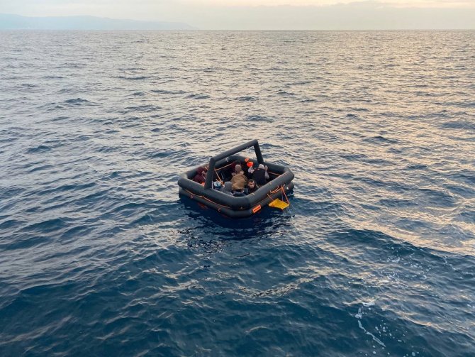 İ̇zmir Açıklarında 41 Göçmen Yakalandı, 9 Göçmen Kurtarıldı