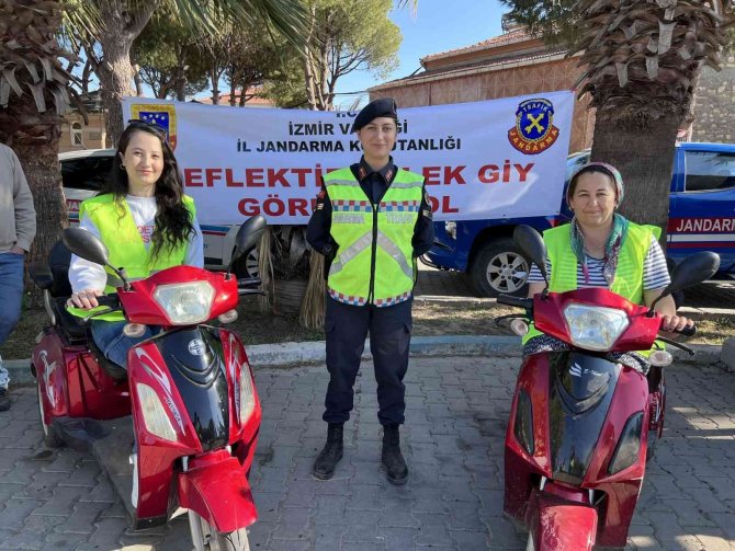 İ̇zmir’de Jandarma Ekipleri Vatandaşları Bilgilendirdi