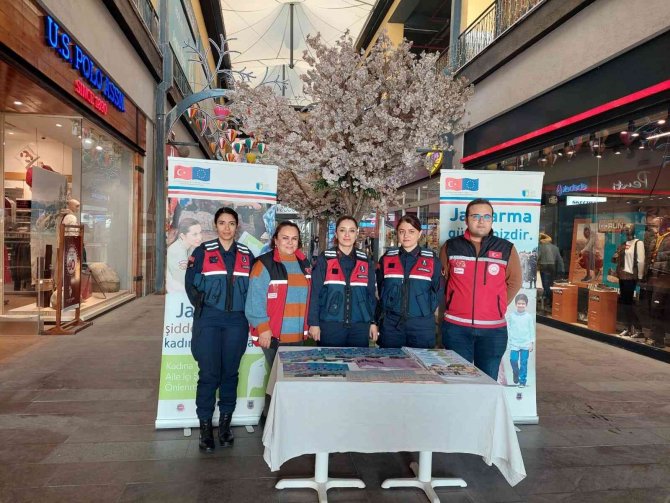 İ̇zmir’de Jandarma Ekipleri Vatandaşları Bilgilendirdi