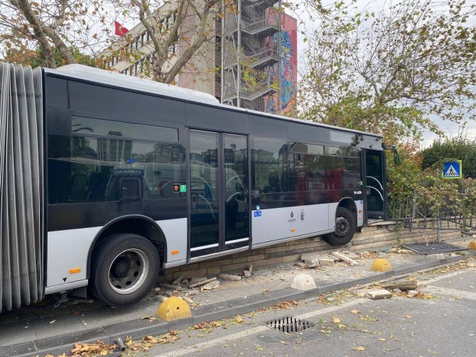 Kadıköy’de Perondan Çıkan Metrobüs Yolun Karşısına Geçip Duvara Çarptı: 1 Yaralı