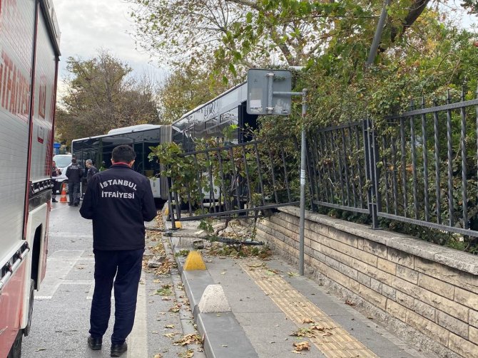 Kadıköy’de Perondan Çıkan Metrobüs Yolun Karşısına Geçip Duvara Çarptı: 1 Yaralı