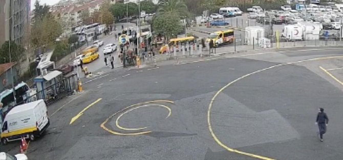 Kadıköy’de Metrobüsün Duvara Çarptığı Kaza Kamerada