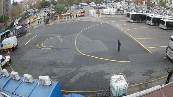 Kadıköy’de Metrobüsün Duvara Çarptığı Kaza Kamerada