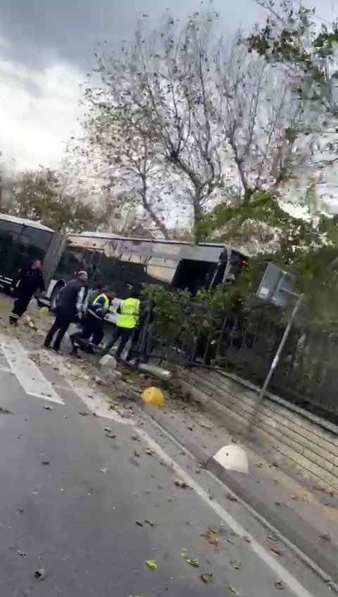 Kadıköy’de Sürücüsünün Kontrolünden Çıkan Metrobüs, Yolun Karşısındaki Duvara Çarptı. Olay Yerine Ekipler Sevk Edildi.