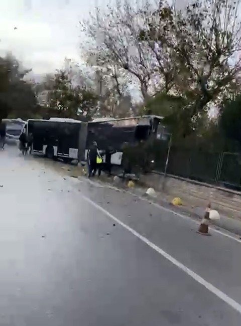 Kadıköy’de Sürücüsünün Kontrolünden Çıkan Metrobüs, Yolun Karşısındaki Duvara Çarptı. Olay Yerine Ekipler Sevk Edildi.