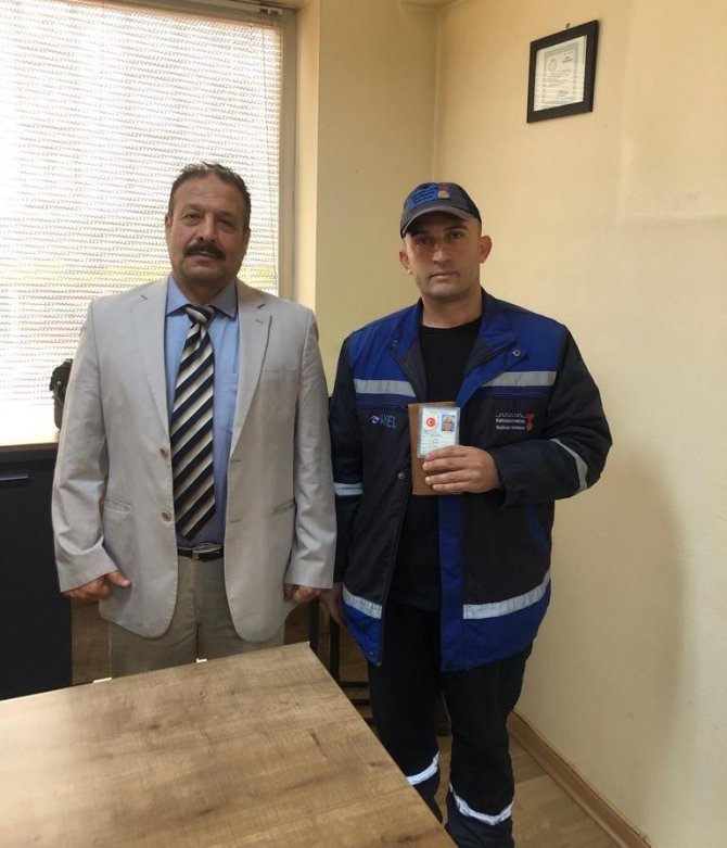 Temizlik Görevlisi Yerde Bulduğu Para Dolu Cüzdanı Sahibine Teslim Etti
