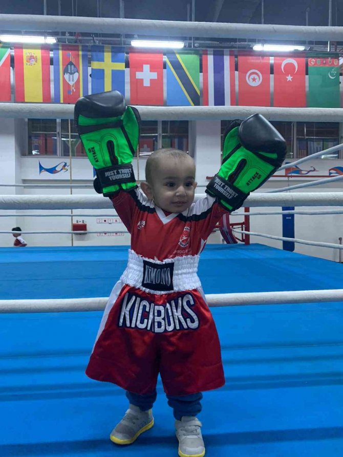 2 Yaşındaki Göktuğ’nun Kick Boksa Olan İlgisi Gülümsetiyor