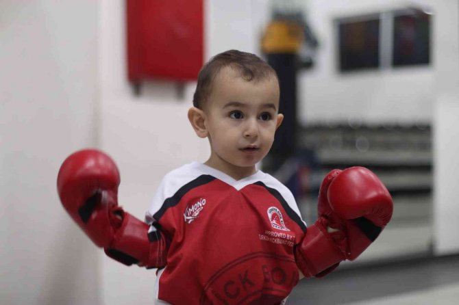 2 Yaşındaki Göktuğ’nun Kick Boksa Olan İlgisi Gülümsetiyor
