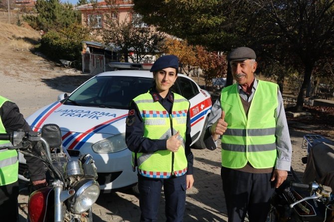 Kırşehir Jandarması ‘Reflektif Yelek’ Uygulaması Yaptı