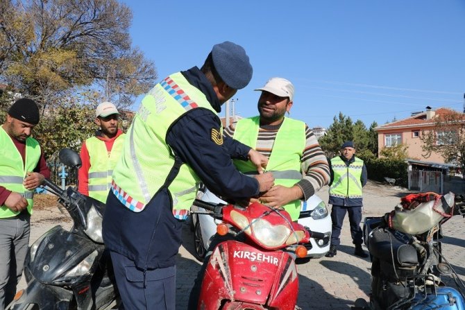 Kırşehir Jandarması ‘Reflektif Yelek’ Uygulaması Yaptı