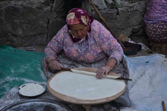 Balıkesir’de İmece Usulü Kış Hazırlıkları
