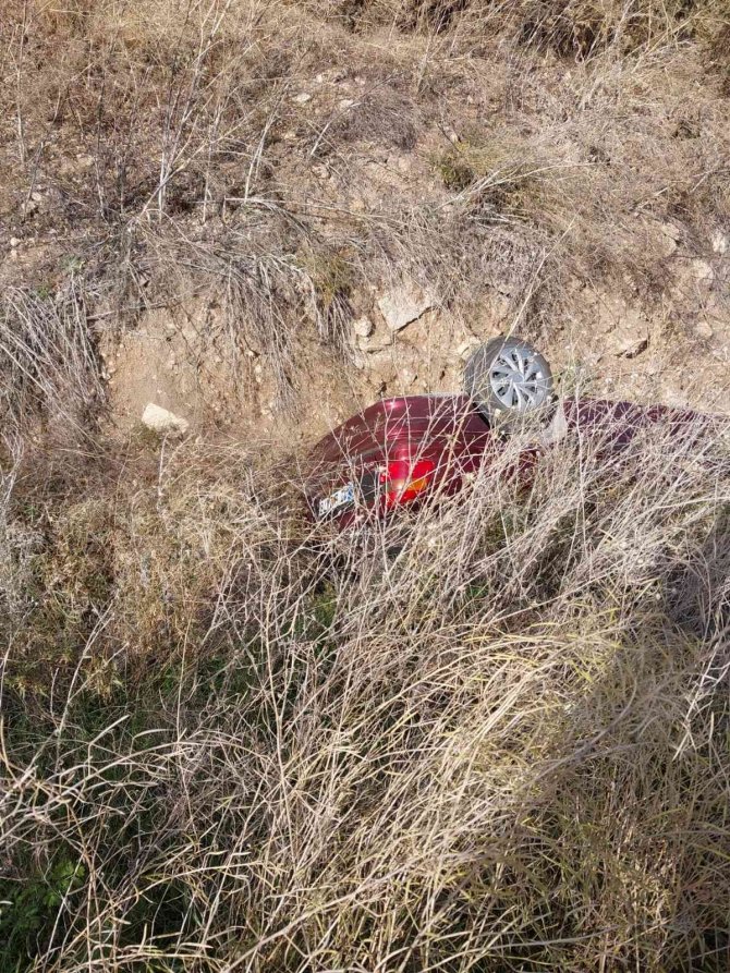 Kontrolden Çıkan Otomobil Kanala Devrildi: 1 Yaralı