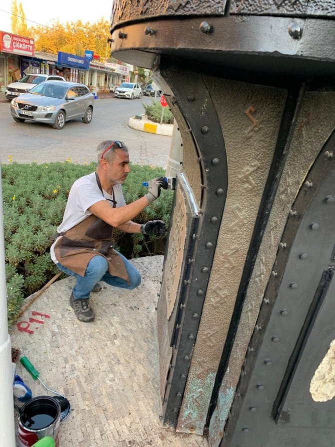 Kuşadası Belediyesi Atatürk Büstlerini Yeniliyor