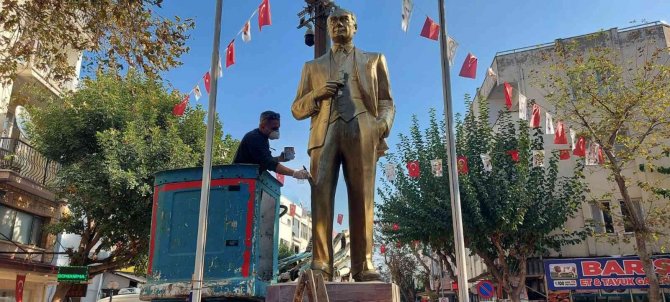 Kuşadası Belediyesi Atatürk Büstlerini Yeniliyor