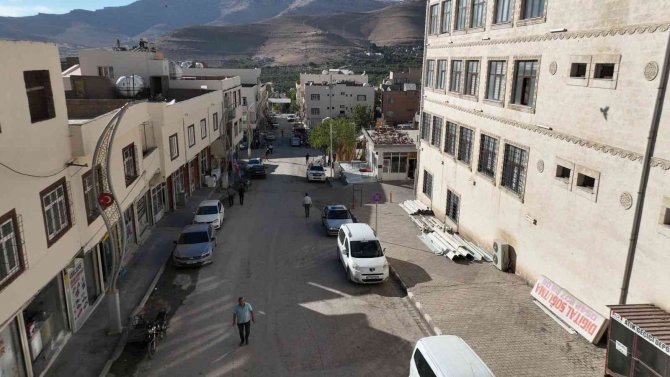 Mardin Büyükşehir Belediyesinin Derik’te Çevre Düzenleme Çalışmaları Devam Ediyor