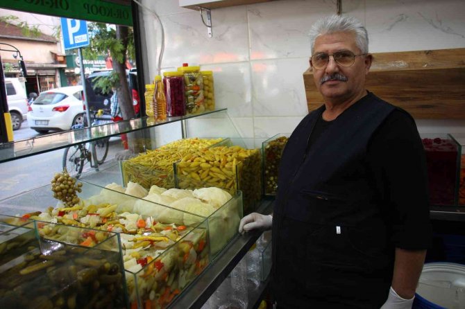 55 Yıllık Turşu Ustası, Yeşilçam’a Da Konu Olan ’Sirkeyle Mi Limonla Mı’ Tartışmasına Son Verdi