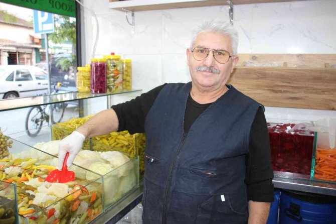 55 Yıllık Turşu Ustası, Yeşilçam’a Da Konu Olan ’Sirkeyle Mi Limonla Mı’ Tartışmasına Son Verdi