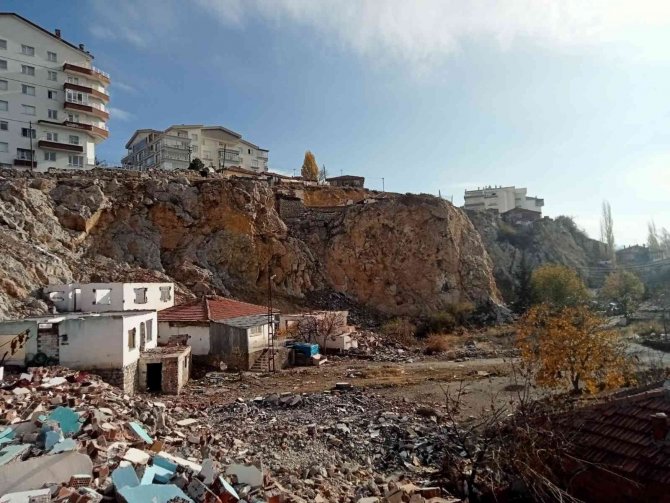 Kayalıklardan Düşen 17 Yaşındaki Genç Hayatını Kaybetti