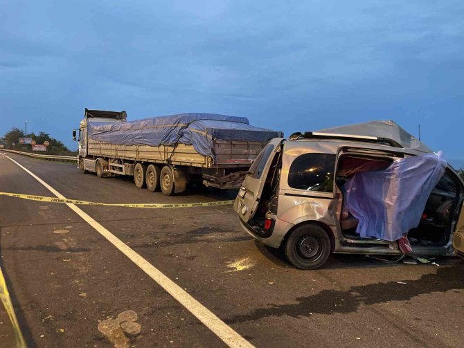 Hafif Ticari Araç Tıra Çarptı: 1 Ölü, 3 Yaralı