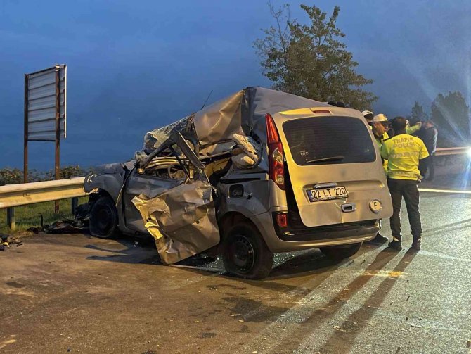 Hafif Ticari Araç Tıra Çarptı: 1 Ölü, 3 Yaralı