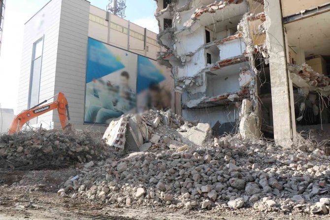 Dev Binada Yıkım Hızlandı