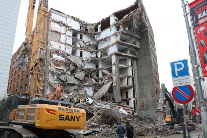 Dev Binanın Yıkılma Anı Kamerada