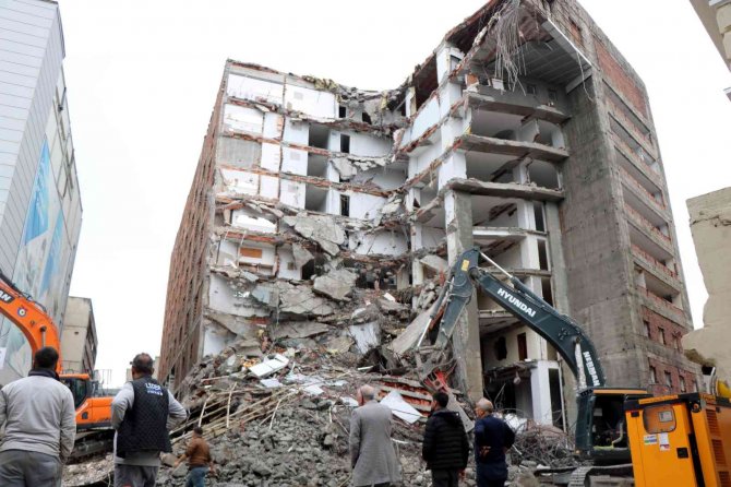 Dev Binanın Yıkılma Anı Kamerada
