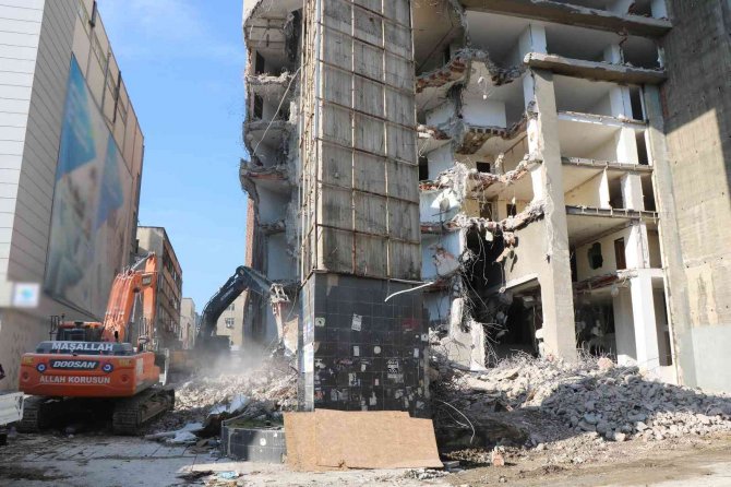 Dev Binada Yıkım Hızlandı