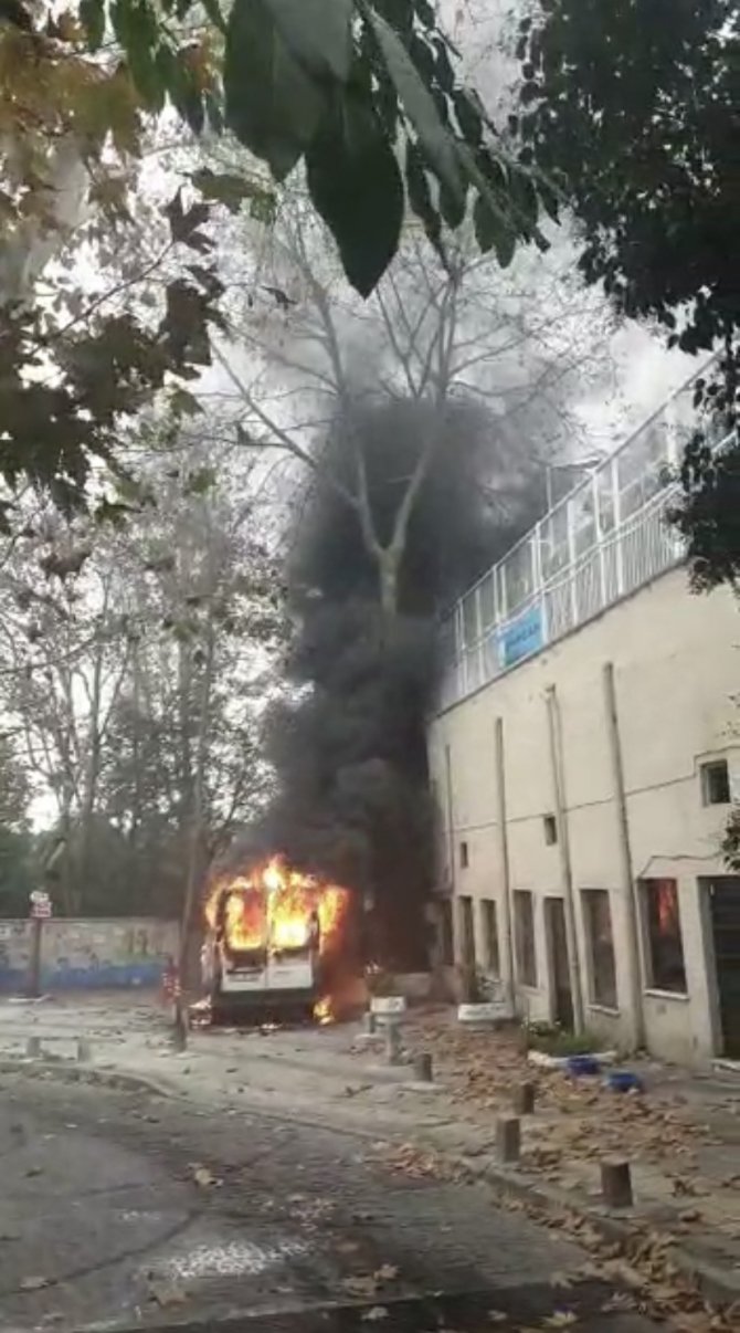 Sarıyer’de Park Halindeki Minibüs Alev Alev Yandı