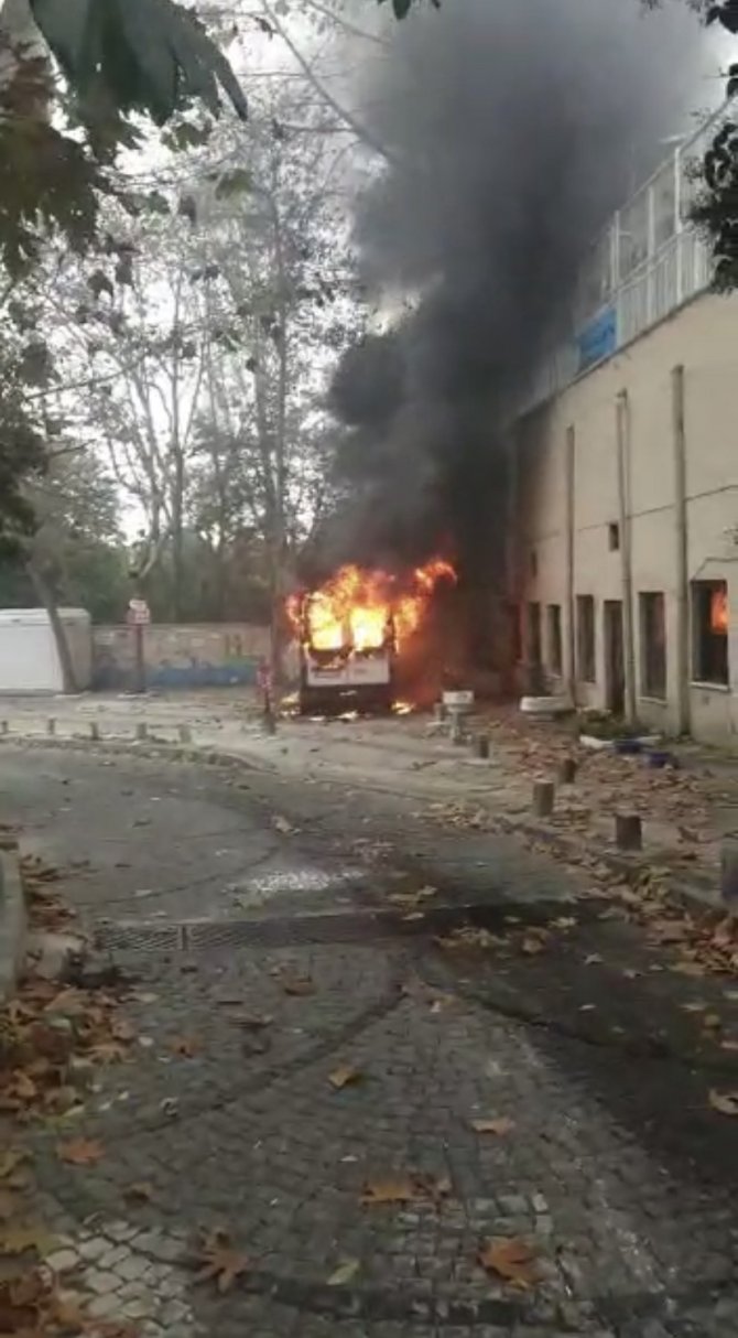 Sarıyer’de Park Halindeki Minibüs Alev Alev Yandı