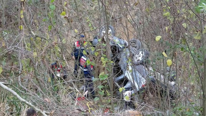 Bursa’da Kontrolden Çıkan Otomobil 15 Metre Yükseklikten Dereye Uçtu : 1 Ölü 1 Yaralı