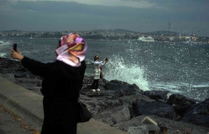 İ̇stanbul’da Şiddetli Lodos Etkili Oluyor