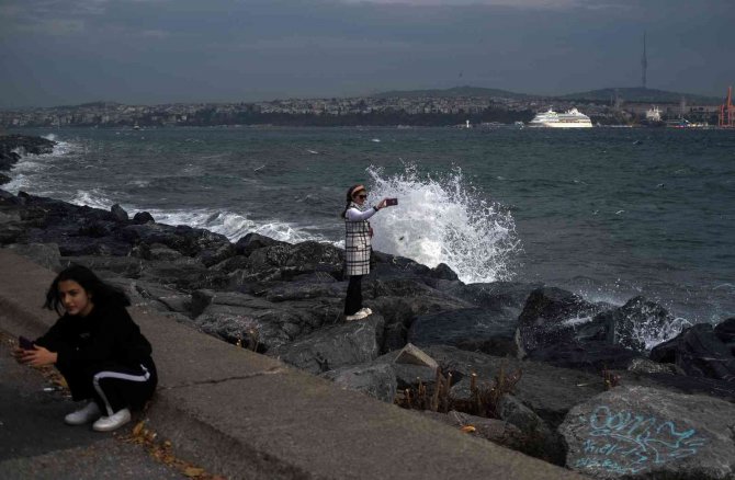 İ̇stanbul’da Şiddetli Lodos Etkili Oluyor