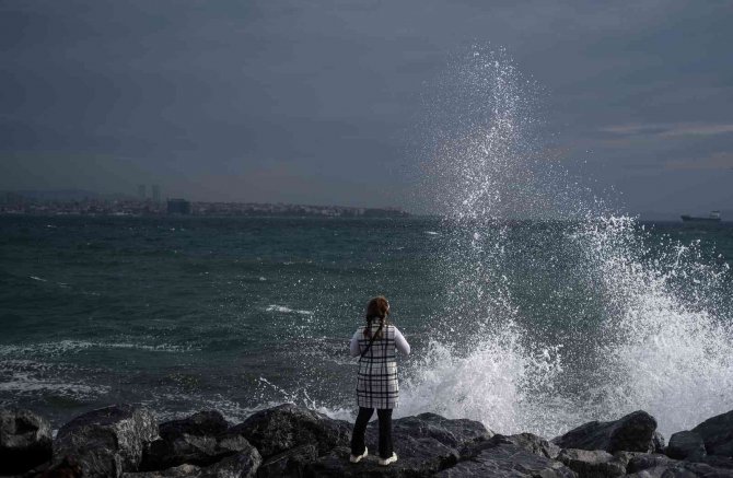 İ̇stanbul’da Şiddetli Lodos Etkili Oluyor