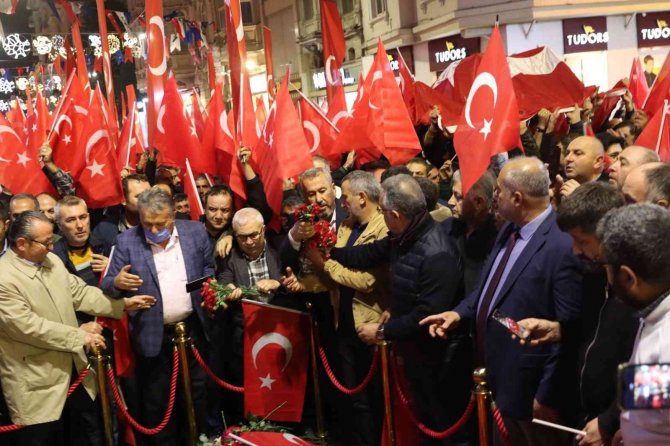 Taksiciler İ̇stiklal Caddesi’nde Bombalı Saldırıyı Kınamak İçin Karanfil Bıraktı