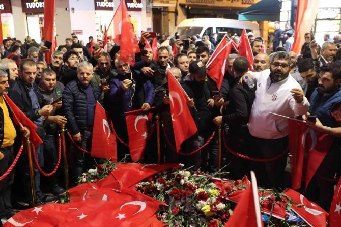Taksiciler İ̇stiklal Caddesi’nde Bombalı Saldırıyı Kınamak İçin Karanfil Bıraktı