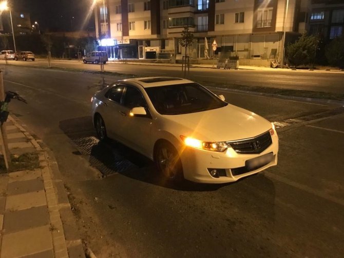 Otomobil Mazgal Çukuruna Düştü