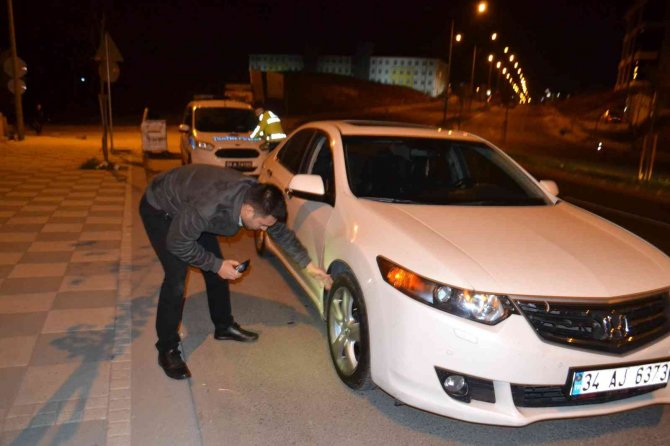 Otomobil Mazgal Çukuruna Düştü