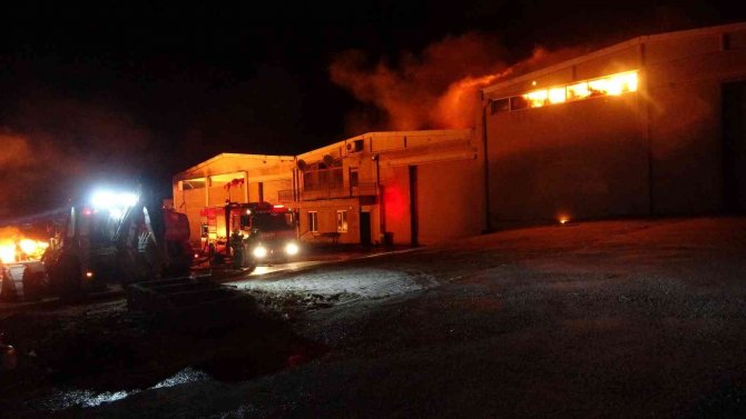 Uşak’taki Depo Yangınına Müdahale Sürüyor