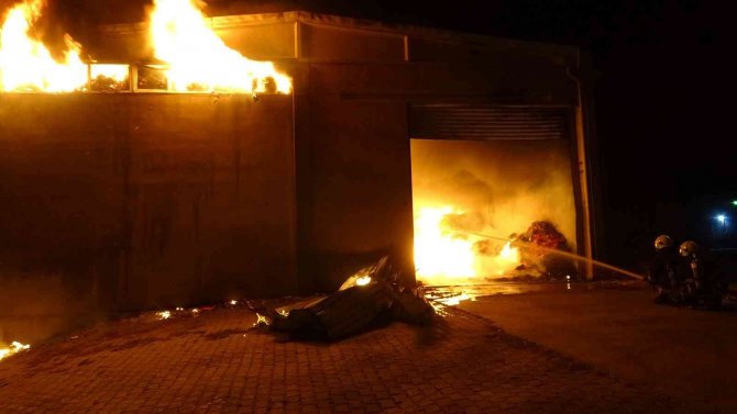 Uşak’taki Depo Yangınına Müdahale Sürüyor